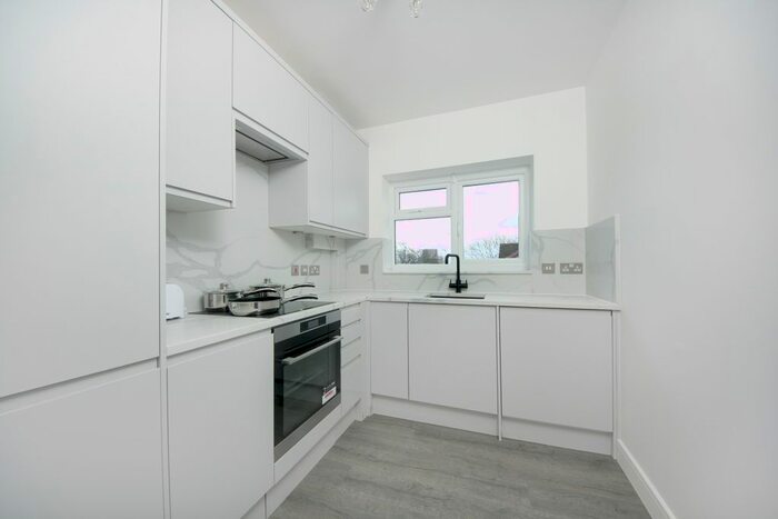 3 Bedroom Flat To Rent In Perryn Road, London W3
