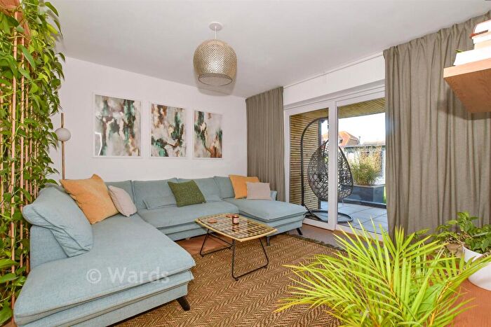 4 Bedroom Chalet For Sale In Essex Avenue, Herne Bay, Kent, CT6
