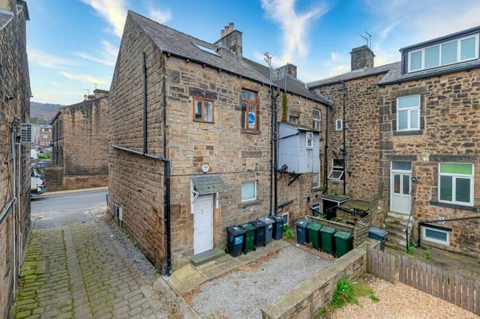 2 Bedroom Flat To Rent In Leeds Road, Ilkley, West Yorkshire, Uk, LS29
