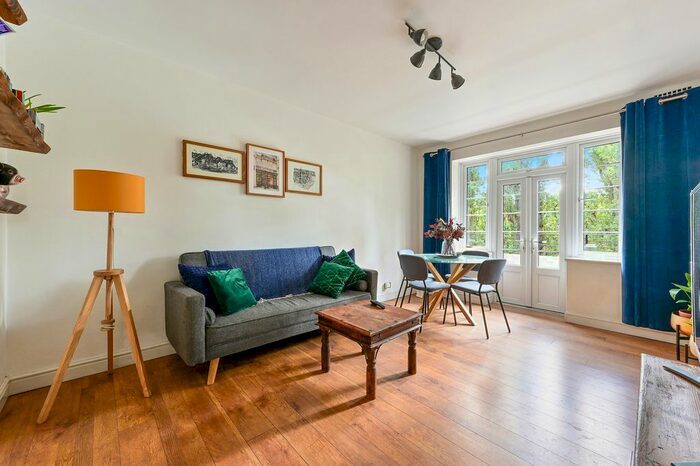 2 Bedroom Flat To Rent In Wyke Road, London, SW20