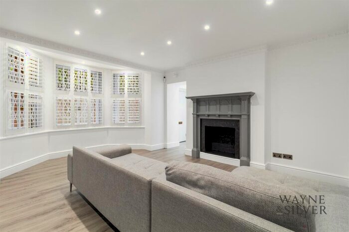 3 Bedroom Apartment To Rent In East Heath Road, Hampstead, NW3