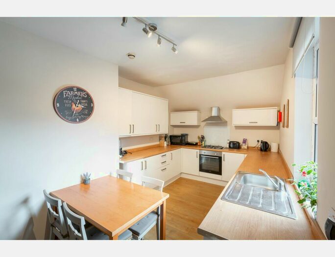 8 Bedroom Terraced House To Rent In Bed, Archery Road, Leeds, LS2