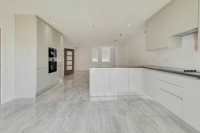 3 Bedroom Detached House To Rent In Maida Avenue, Chingford, London, E4