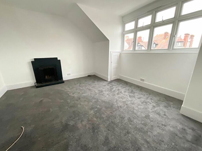 2 Bedroom Apartment To Rent In Cobham Road, Westcliff-on-Sea, SS0