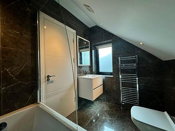 2 Bedroom Detached House To Rent In Edeleny Close, London, N2