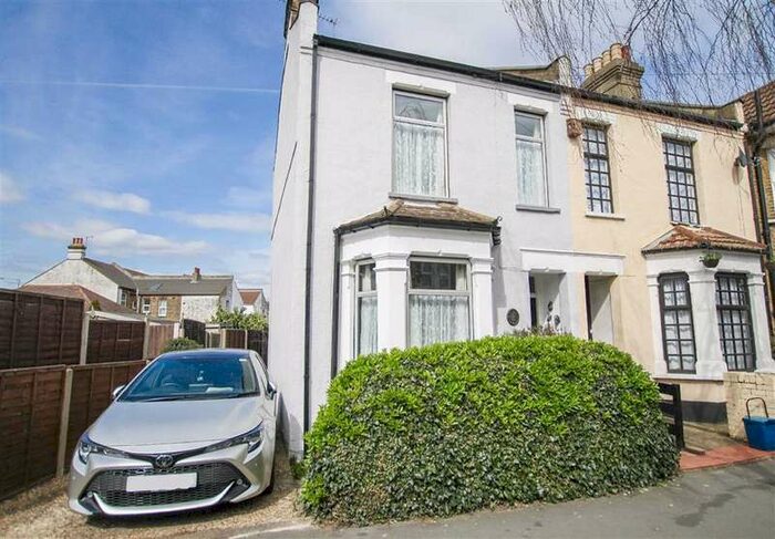 3 Bedroom End Of Terrace House To Rent In North Avenue, Southend-on-sea, Essex, SS2