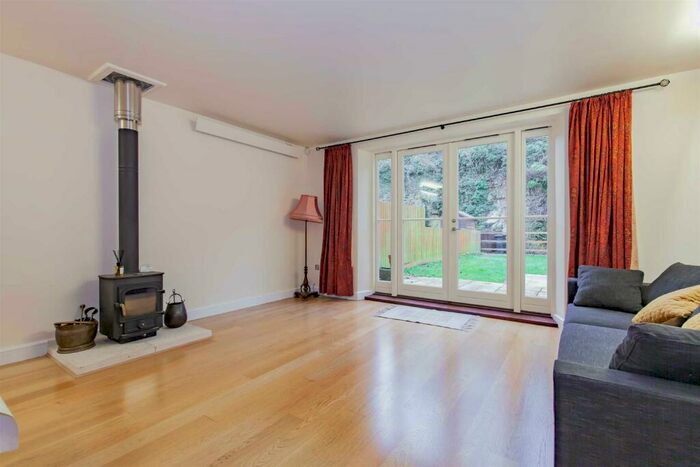 2 Bedroom House To Rent In Lincoln Grove, Bladon, OX20