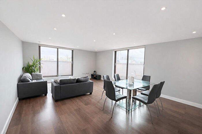 3 Bedroom Penthouse To Rent In Regent Court - Dowsett Road, London, N17
