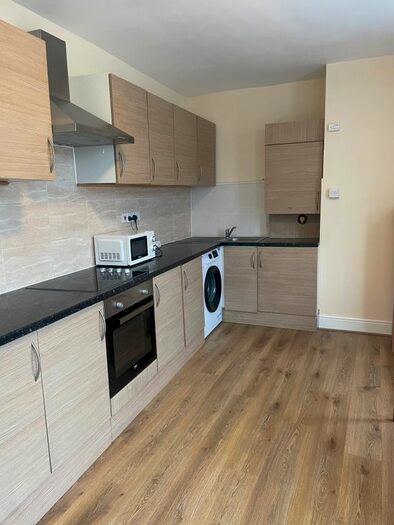 3 Bedroom Flat To Rent In Brixton Road, Oval, SW9