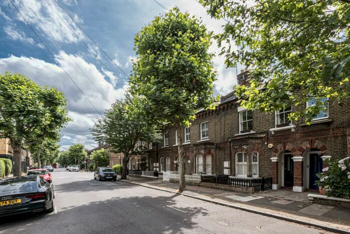 1 Bedroom Flat To Rent In Grayshott Road, Battersea, London, SW11