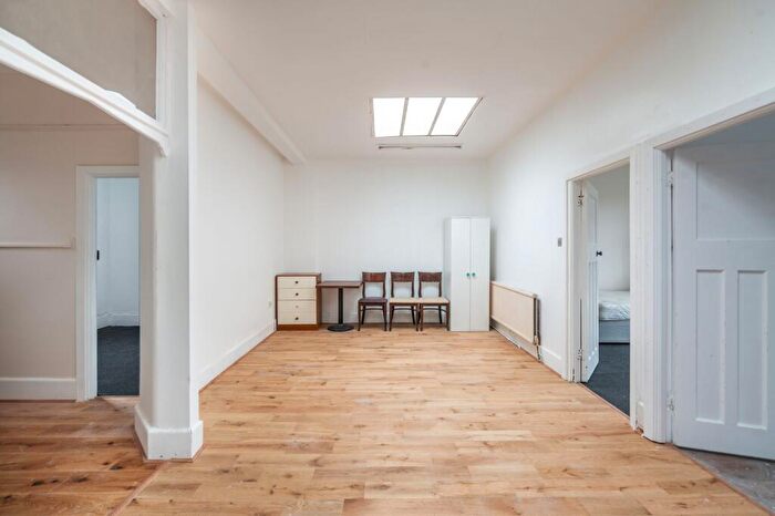 3 Bedroom Apartment To Rent In Church Street, Reigate, RH2