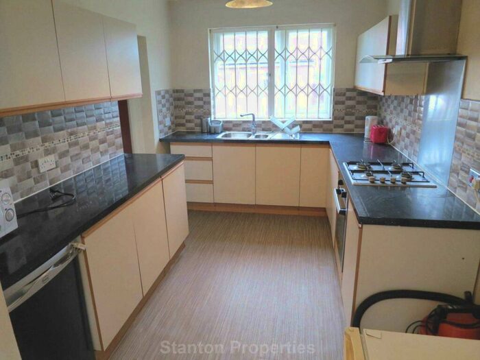 4 Bedroom Semi-Detached House To Rent In Parrs Wood Road, Withington, M20