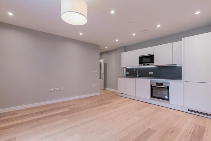 2 Bedroom Flat To Rent In Avonmore Road, London, W14