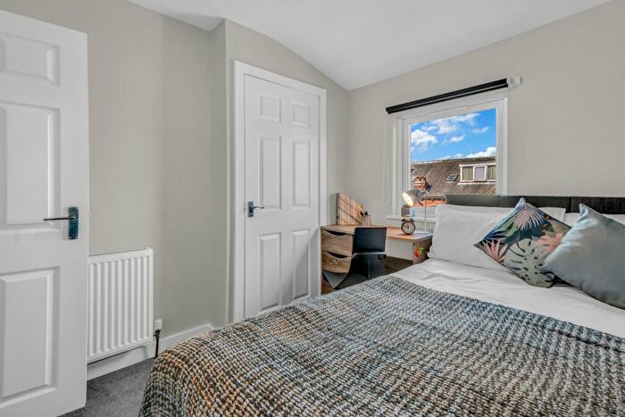 5 Bedroom Flat To Rent In Hyde Park Road, Leeds, LS6
