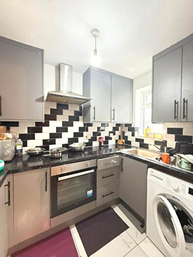 1 Bedroom Semi-Detached House To Rent In Hawthorn Close, Hounslow, TW5