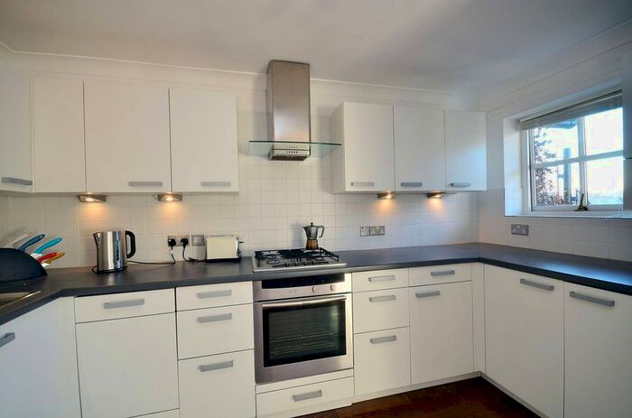 1 Bedroom Flat To Rent In Pine Street, Clerkenwell, London, EC1R