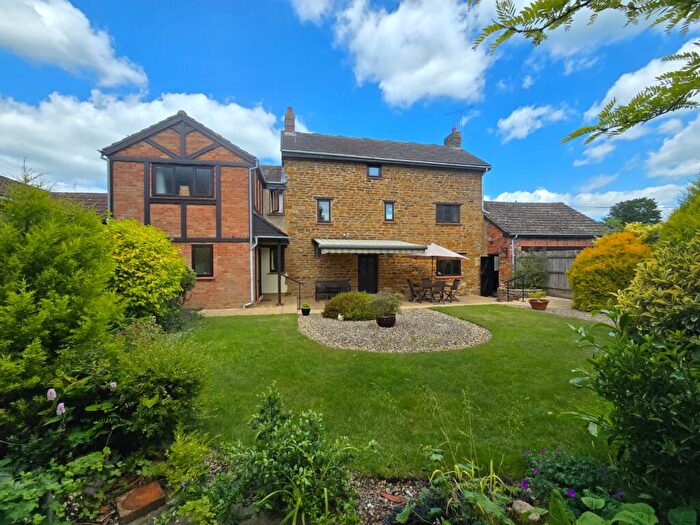 5 Bedroom Link Detached House For Sale In East Street, Long Buckby, Northamptonshire, NN6