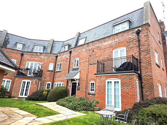 2 Bedroom Apartment To Rent In Great North Road, Hatfield, AL9
