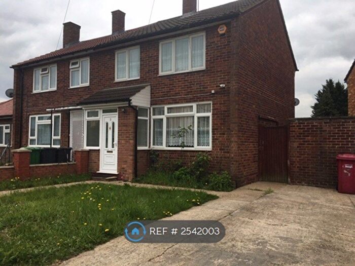 2 Bedroom Semi-Detached House To Rent In Manfield Close, Slough, SL2