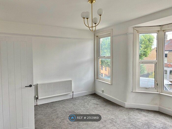 1 Bedroom Flat To Rent In Chestnut Rise, London, SE18