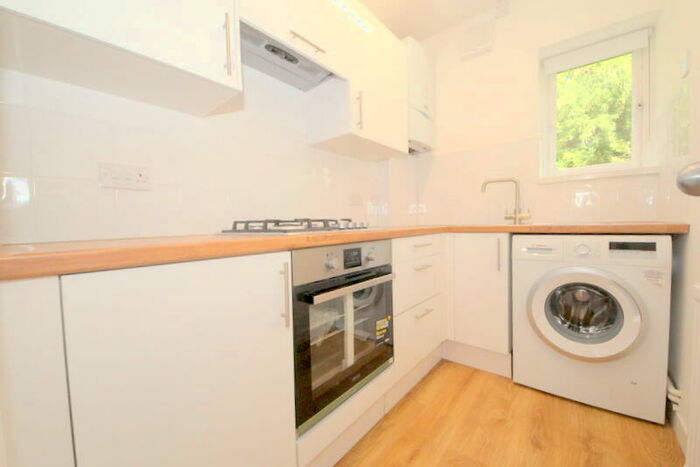 2 Bedroom Maisonette To Rent In Holtwhites Hill, Enfield, EN2