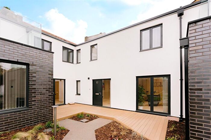 2 Bedroom Terraced House To Rent In Fonthill Mews, Finsbury Park, N4