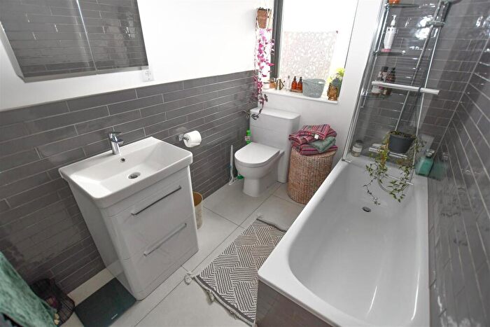 2 Bedroom Cottage To Rent In Bradden Lane, Gaddesden Row, HP2