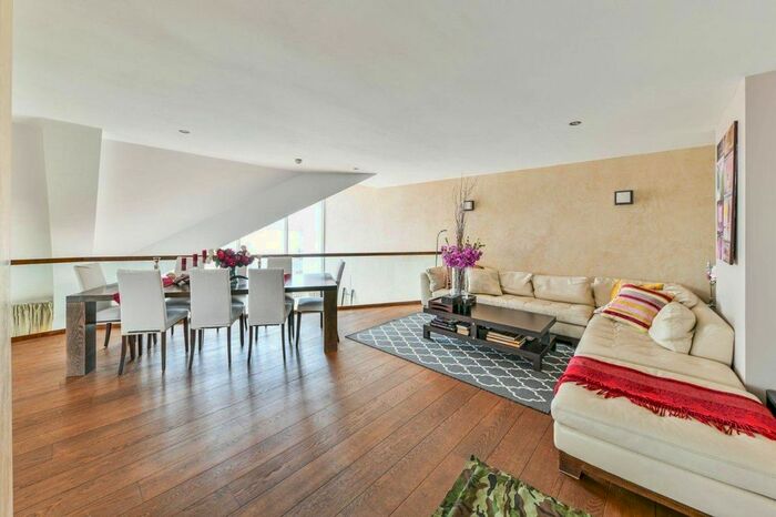 4 Bedroom Flat To Rent In Parkgate Road, Battersea, London, SW11