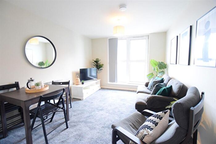 1 Bedroom Flat To Rent In Apt Grantavon House - Student Apartment - /, LN5