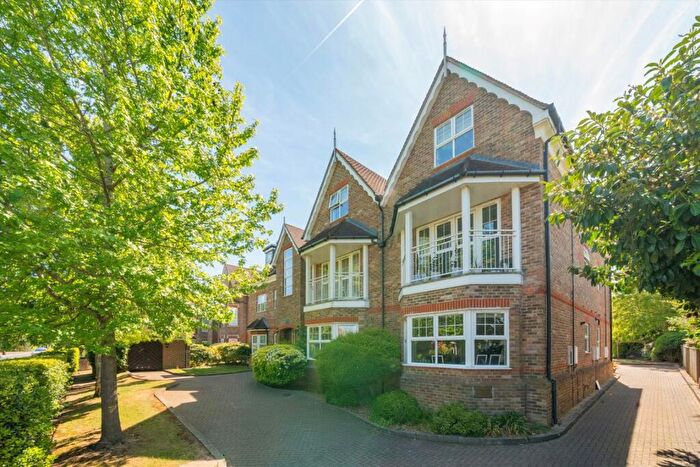 2 Bedroom Flat For Sale In Oatlands Chase, Weybridge, KT13