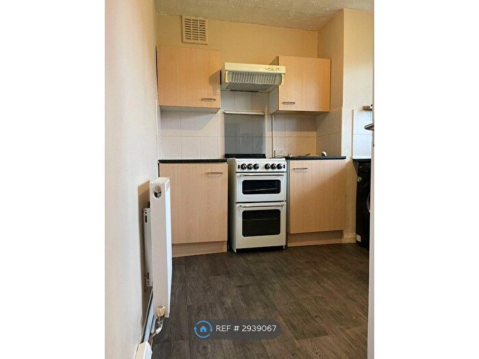 2 Bedroom Flat To Rent In Croyde Avenue, Hayes, UB3