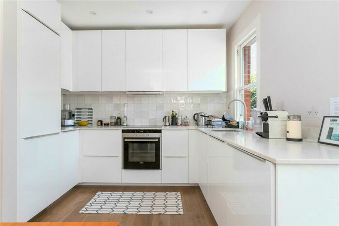 2 Bedroom Apartment To Rent In Sotheby Road, London, N5