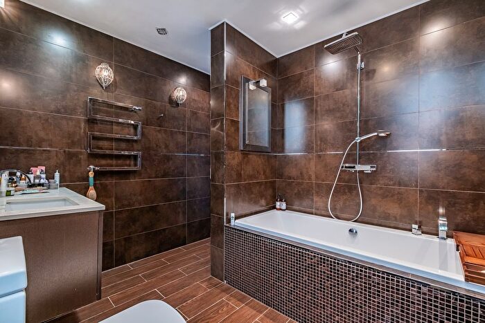 3 Bedroom Flat To Rent In Marloes Road, London, W8