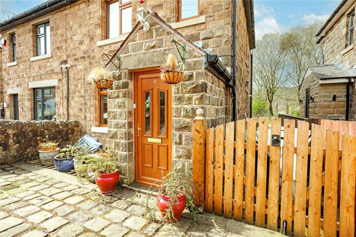 4 Bedroom Semi Detached House For Sale In Brook Avenue, Uppermill, Saddleworth, OL3