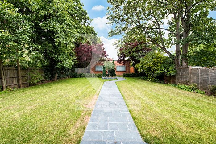 3 Bedroom Flat To Rent In Queens Road, London, NW4