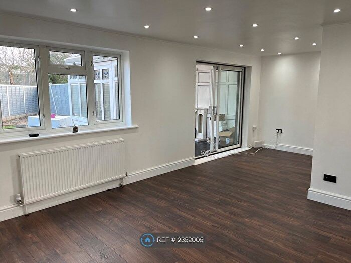 3 Bedroom Semi-Detached House To Rent In Trotwood, Essex, IG7