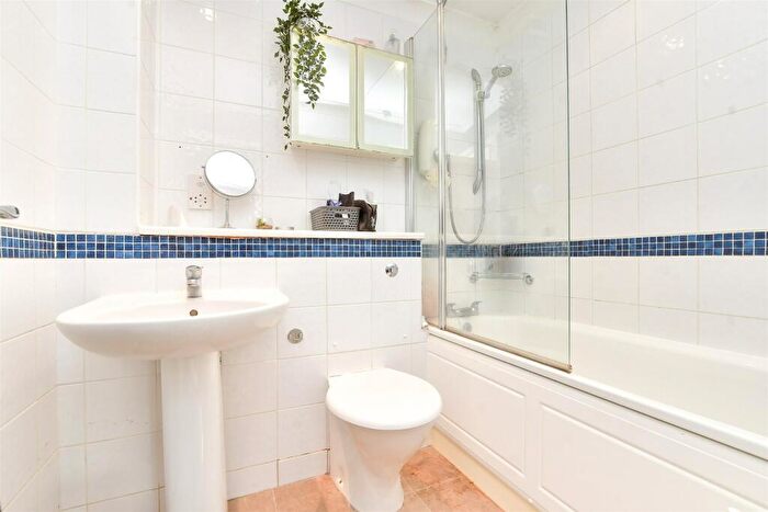 1 Bedroom Apartment For Sale In Fairbairn Close, Purley, Surrey, CR8