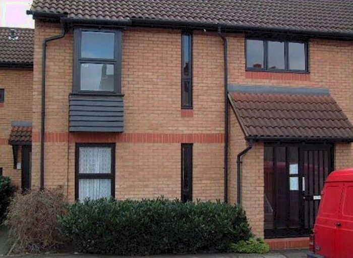 Studio To Rent In Shinners Close, London, SE25