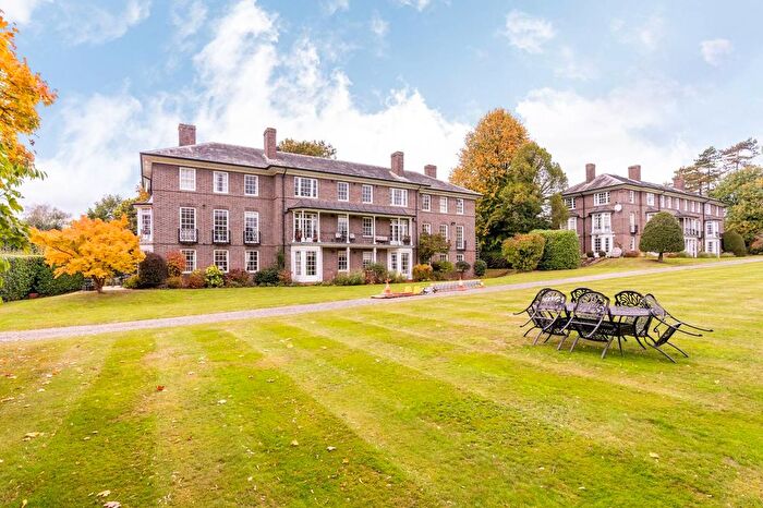 2 Bedroom Flat For Sale In Park Lawn, Farnham Royal, Slough, SL2