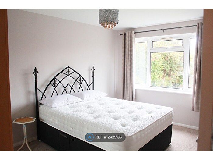 2 Bedroom Flat To Rent In Norman Court, London, SW16
