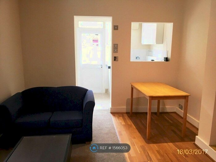 2 Bedroom Flat To Rent In Yukon Road, London, SW12