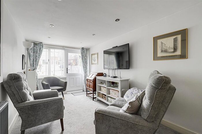 5 Bedroom Detached House For Sale In Greythorn Drive, West Bridgford, Nottinghamshire, NG2