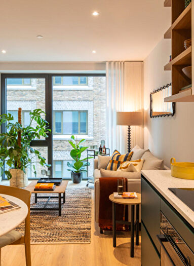 3 Bedroom Flat To Rent In The Maple, NW2