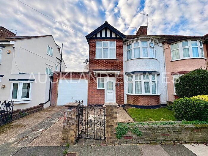 3 Bedroom Semi Detached House For Sale In Queens Avenue, Whetstone, N20