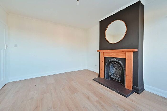 2 Bedroom Flat To Rent In Courtlands Drive, Watford, WD17