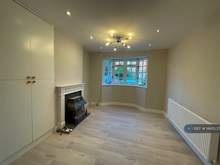 3 Bedroom Detached House To Rent In Acre Road, Kingston Upon Thames, KT2