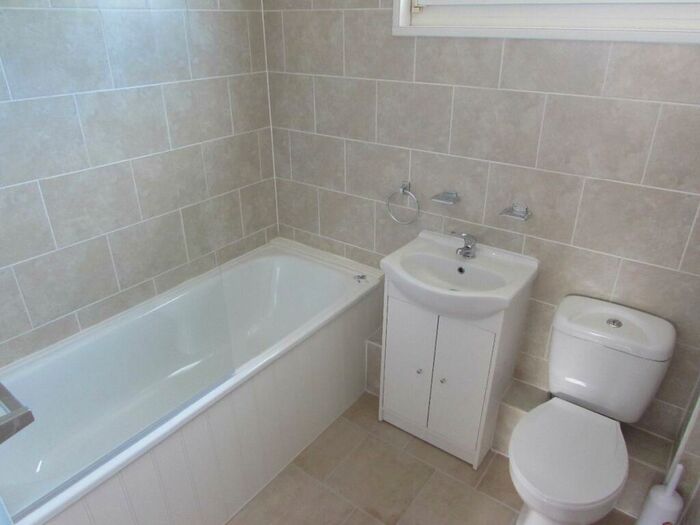 1 Bedroom Semi-Detached House To Rent In Bed Student Home - Somner Close, CT2