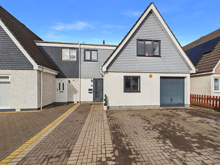 4 Bedroom Semi-Detached House For Sale In Fairhaven Square, Kilwinning, KA13
