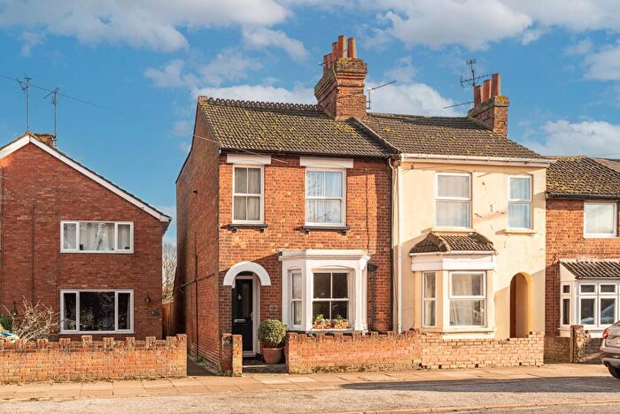 3 Bedroom Semi-Detached House For Sale In Buckingham Road, Aylesbury, Buckinghamshire, HP19