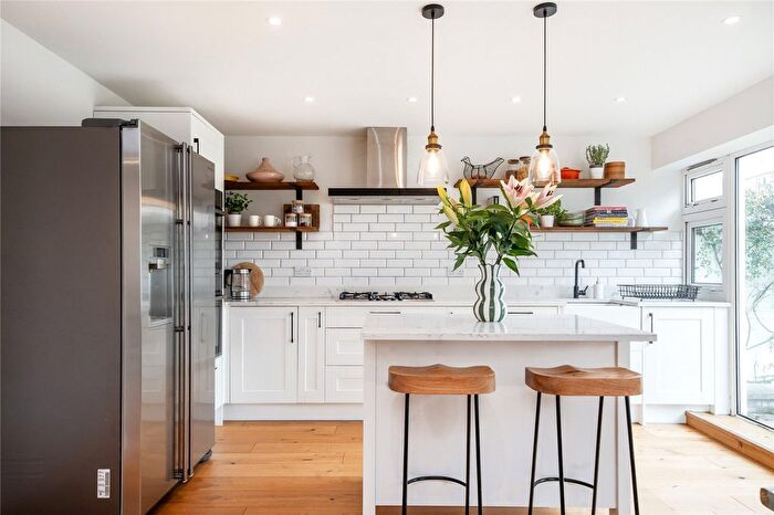 2 Bedroom Maisonette For Sale In Kedleston Walk, London, E2